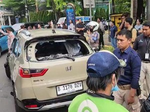 2 Mobil dan Motor Kecelakaan di Kuningan Jaksel, Pengendara Diamankan