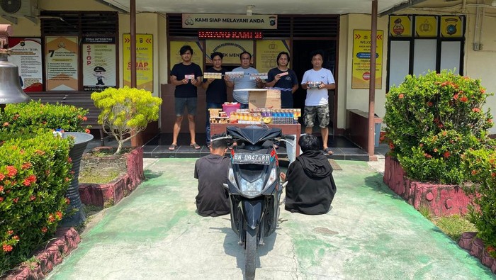 Kedua pelaku setelah berhasil ditangkap usai membobol toko di Bangka Barat