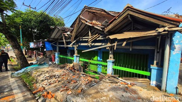 Kerusakan usai bus MGI Tabrak rumah dan pohon di Sukabumi