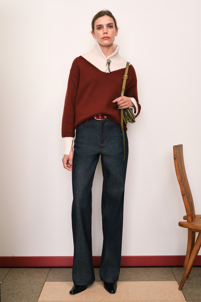 “Ini versi kami atas sportswear klasik. Polo, cardigan, trench coat, rok setelan, dan jeans lima kantong. Semua kami putar ulang menjadi sesuatu yang baru,” kata Burch dalam catatan koleksinya. Ia menambahkan, “Elemen prep dan workwear kami bengkokkan, dalam palet tak biasa: chartreuse, cobalt, dan netral klasik.” (Foto: Dok. Tory Burch)