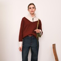 “Ini versi kami atas sportswear klasik. Polo, cardigan, trench coat, rok setelan, dan jeans lima kantong. Semua kami putar ulang menjadi sesuatu yang baru,” kata Burch dalam catatan koleksinya. Ia menambahkan, “Elemen prep dan workwear kami bengkokkan, dalam palet tak biasa: chartreuse, cobalt, dan netral klasik.” (Foto: Dok. Tory Burch)