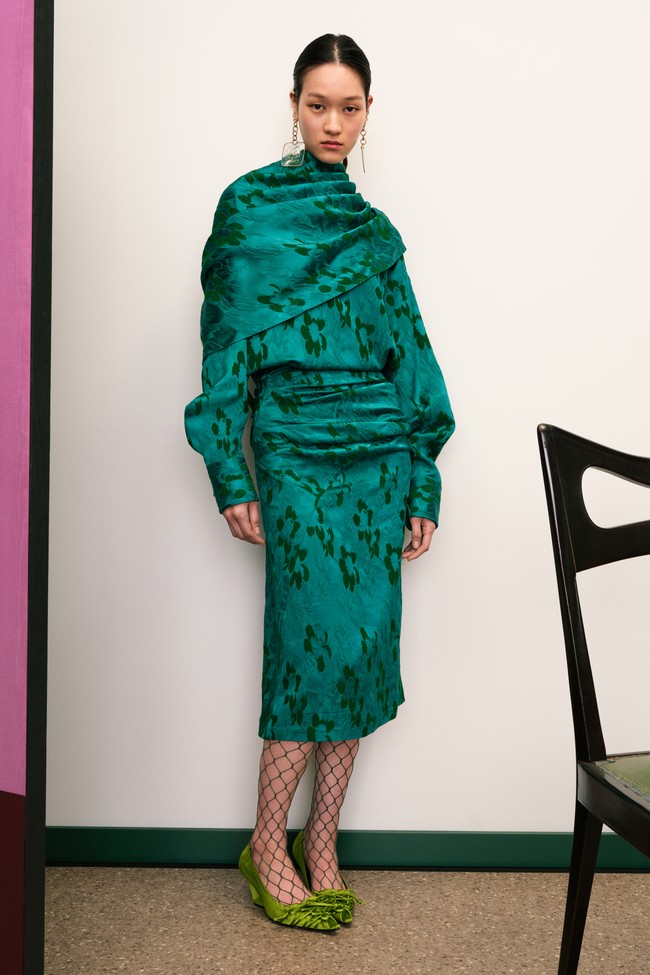 Jacquard floral diwarnai jade tunggal yang menampilkan permainan tonal dari benang yang digunakan. Kobalt dan oxblood disisipkan untuk kejutan visual, berdampingan dengan abu-abu dingin, jamur, dan biru navy. (Foto: Dok. Tory Burch)