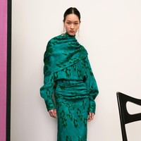 Jacquard floral diwarnai jade tunggal yang menampilkan permainan tonal dari benang yang digunakan. Kobalt dan oxblood disisipkan untuk kejutan visual, berdampingan dengan abu-abu dingin, jamur, dan biru navy. (Foto: Dok. Tory Burch)