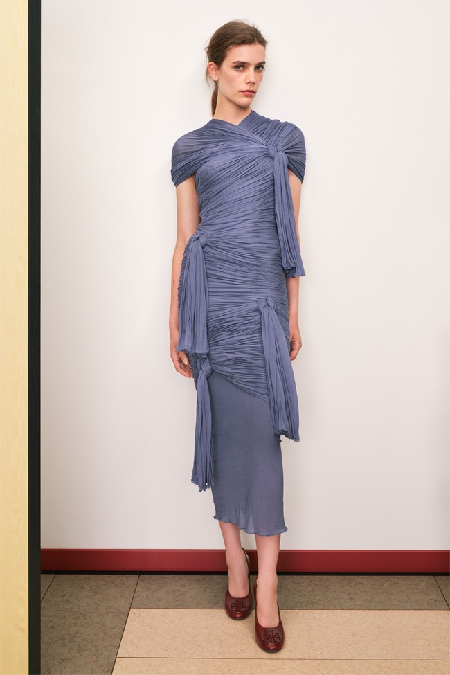 Koleksi Resort 2026 Tory Burch terasa seperti permainan mode yang cerdas tapi intim. Menggugah kenangan akan prep school dan seragam kerja, Tory tidak sekadar merancang busana, tetapi menciptakan ulang identitas perempuan urban masa kini. (Foto: Dok. Tory Burch)