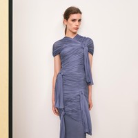 Koleksi Resort 2026 Tory Burch terasa seperti permainan mode yang cerdas tapi intim. Menggugah kenangan akan prep school dan seragam kerja, Tory tidak sekadar merancang busana, tetapi menciptakan ulang identitas perempuan urban masa kini. (Foto: Dok. Tory Burch)