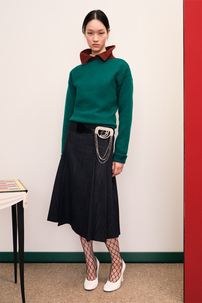 Koleksi ready to wear Tory Burch Resort 2026 ini menghadirkan reinterpretasi berani terhadap item ikonik seperti polo, kardigan, trench coat, dan five-pocket jeans. Hasilnya, siluet-siluet baru yang memadukan fungsionalitas dan flair eksentrik, dengan palet warna yang mengejutkan tapi tetap terkontrol. (Foto: Dok. Tory Burch)