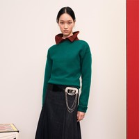 Koleksi ready to wear Tory Burch Resort 2026 ini menghadirkan reinterpretasi berani terhadap item ikonik seperti polo, kardigan, trench coat, dan five-pocket jeans. Hasilnya, siluet-siluet baru yang memadukan fungsionalitas dan flair eksentrik, dengan palet warna yang mengejutkan tapi tetap terkontrol. (Foto: Dok. Tory Burch)