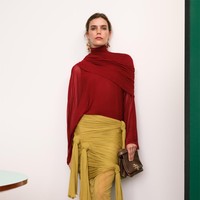 Detail khas seperti kerah yang bisa diatur dan blus yang membalut bahu seperti syal memperkuat semangat dekonstruksi prep. Inspirasi dari workwear vintage Jepang tampak dalam jaket lapangan yang diperkecil dan detail fungsional seperti jahitan kontras serta panel lutut yang diperkuat. (Foto: Dok. Tory Burch)