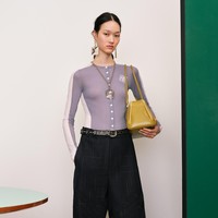 Koleksi ini mencerminkan bagaimana perempuan masa kini berpakaian, memadukan kasual, kemewahan, dan kode-kode korporat dalam satu tampilan. Jersey Jepang hadir dengan kelembutan seperti sudah lama dikenakan, sementara silk-cotton cloqué yang dipotong kasar dan sifon ringan dihiasi sekuin bergradasi warna senja. (Foto: Dok. Tory Burch)