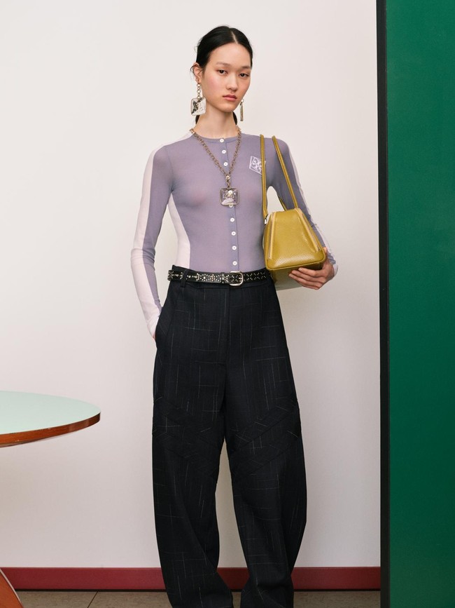 Foto: Koleksi Tory Burch Resort 2026, Eksperimen Workwear Vintage Jepang