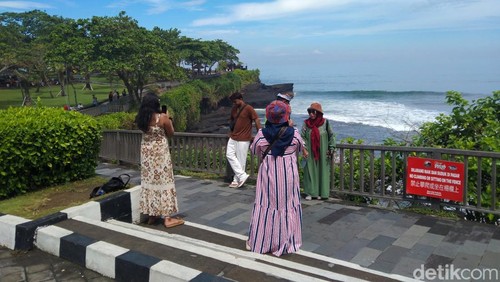 Kunjungan wisatawan di DTW Tanah Lot mengalami lonjakan saat libur Idul Adha, Jumat (6/6/2025). (Krisna Pradipta)