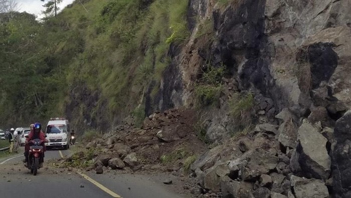 Longsor di Jalan Poros Enrekang-Toraja.