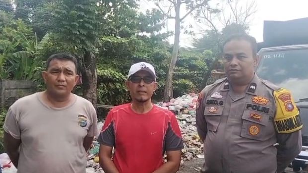 Lurah Sidomulya Barat Edy Fakhri (tengah) mengimbau warganya untuk tak lagi membuang sampah di Jalan Soekarno-Hatta.