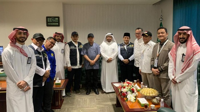Menteri Perhubungan (Menhub), Dudy Purwagandhi, saat pertemuan antara Anggota Amirul Hajj Indonesia 2025 dengan Otoritas Bandara Taif International Airport di Makkah, Arab Saudi, Minggu (8/6/2025).