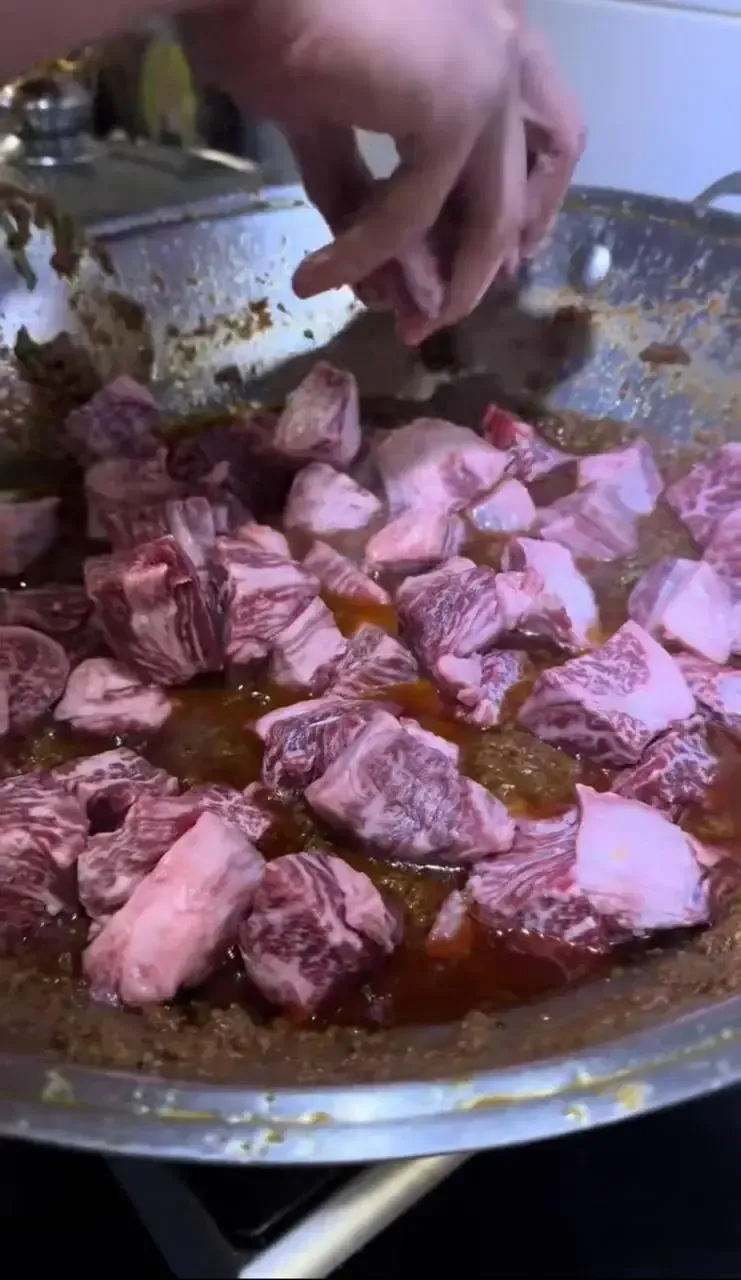 Mewah! Influencer Pakai Wagyu Rp 15,4 Juta Buat Bikin Rendang Idul Adha