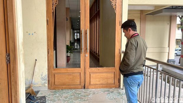 Mobil dan kaca pintu Dispendukcapil di Balai Kota Solo dirusak orang tak dikenal, Senin (9/6/2025).