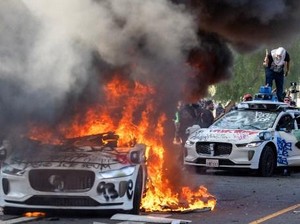 Kerusuhan di Los Angeles, Mobil-mobil Otonom Dibakar Habis