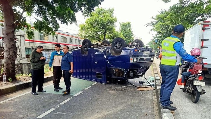 Mobil terbalik usai tabrak separator jalan di Jaktim