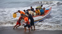 Nelayan menurunkan hasil tangkapan ikan dari kapal bagan di pantai Pasia Nan Tigo Padang, Sumatera Barat, Senin (9/6/2025). Foto: ANTARA FOTO/Iggoy el Fitra