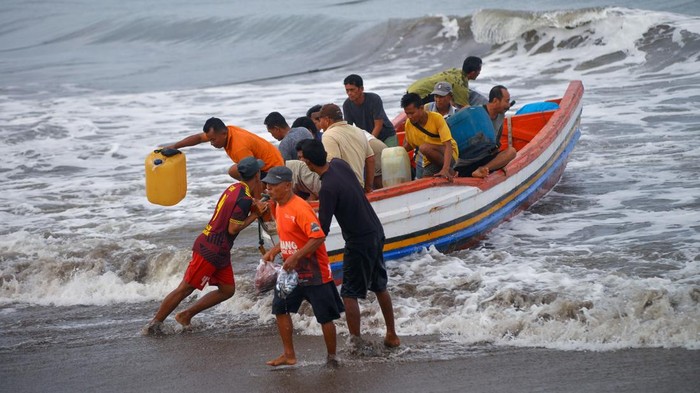 Nelayan mengendalikan perahu bermuatan BBM untuk kapal bagan menerjang ombak di pantai Pasia Nan Tigo Padang, Sumatera Barat, Senin (9/6/2025). Menurut sebagian besar nelayan pemasok ikan di daerah itu mereka sudah kembali melaut pascalibur Idul Adha meskipun kondisi gelombang laut masih tinggi. ANTARA FOTO/Iggoy el Fitra/tom.