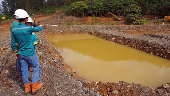 Operasional PT Gag Nikel di Papua Barat Daya Direksi PT Gag Nikel, Aji Priyo Anggoro mengambil gambar di lokasi terbuka penambangan yang sementara berhenti beroperasi di Pulau Gag Distrik Waigeo Barat Kepulauan Kabupaten Raja Ampat, Papua Barat Daya, Minggu (8/6/2025). PT Gag Nikel memastikan bahwa operasional pertambangan dijalankan sesuai prinsip pertambangan berkelanjutan dan kaidah lingkungan hidup yang berlaku dengan melakukan upaya reklamasi pasca penambangan serta pengolahan limbah yang telah melalui uji baku mutu sehingga tidak menimbulkan dampak ekologis. ANTARA FOTO/Olha Mulalinda/YU