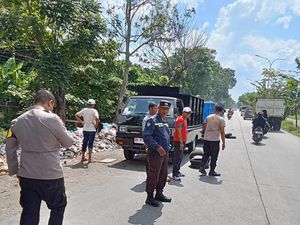 Polisi-Lurah di Pekanbaru Gotong Royong Bersihkan Sampah di Pinggir Jalan