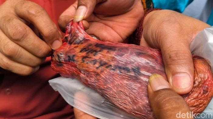 Paru sapi di Tangsel yang bertuliskan nama orang.