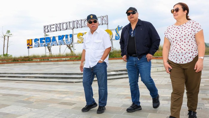 Pejabat Bank Dunia Turun Gunung Cek IKN Kepala Otorita Ibu Kota Nusantara (IKN) Basuki Hadimuljono menerima kunjungan Direktur Global World Bank’s Global for Water Global Practice Saroj Kumar Jha di kawasan IKN, pada Minggu (08/06/2025). Kunjungan ini bertujuan untuk melihat secara langsung perkembangan pembangunan Nusantara, termasuk infrastruktur dan fasilitas pendukungnya.