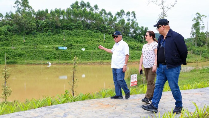 Kepala Otorita Ibu Kota Nusantara (IKN) Basuki Hadimuljono menerima kunjungan Direktur Global World Bank’s Global for Water Global Practice Saroj Kumar Jha di kawasan IKN, pada Minggu (08/06/2025). Kunjungan ini bertujuan untuk melihat secara langsung perkembangan pembangunan Nusantara, termasuk infrastruktur dan fasilitas pendukungnya.