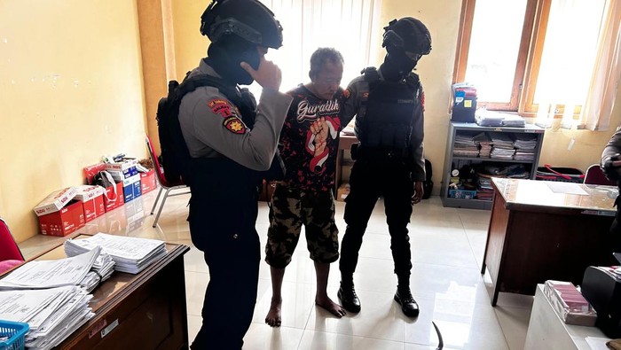 Pelaku pengerusakan mobil di Balai Kota Solo, J (62), saat ditangkap polisi di Balai Kota Solo Solo, Senin (9/6/2025).
