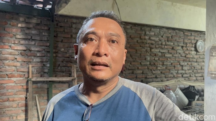 Zainudin (52), warga Jalan Manyar Sabrangan memelihara buaya selama 6 tahun di rumahnya