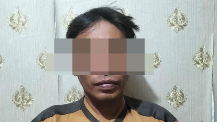 Antono, pelaku yang hendak membacok Kades Ranuwurung, Gading Probolinggo saat ditangkap