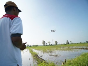Canggih, Pemkab Kediri Andalkan Drone untuk Semprotkan Pupuk ke Sawah
