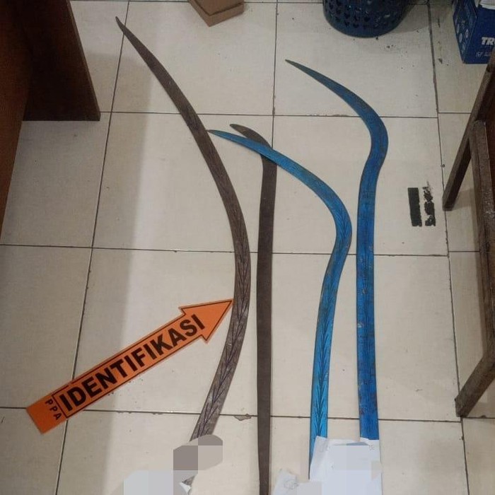 Penampakan barang bukti senjata tajam yang diamankan Satreskrim Polresta Pati, Senin (9/6/2025).