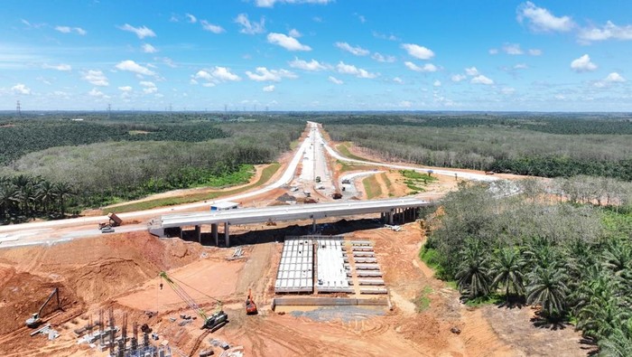 Penampakan dari Udara Proyek Tol Betung-Tempino-Jambi Rp 21 Triliun Proyek Tol Betung-Tempino-Jambi sepanjang 170,73 km terus berjalan, dengan progres konstruksi Seksi 1 dan 2 yang berbeda-beda, sementara Seksi 3 sudah selesai 100%.
