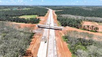 Seksi 2 Tungkal Jaya – Bayung Lencir sepanjang 56 km dikerjakan oleh kontraktor PT PP (Persero) Tbk - PT Nindya Karya (KSO) dalam 2 paket pekerjaan, yakni Seksi 2A, 37,36 km dengan progres fisik 3,88%. Seksi 2B, 18,40 km progresnya 5,86%. Foto: Dok: Kementerian Pekerjaan Umum
