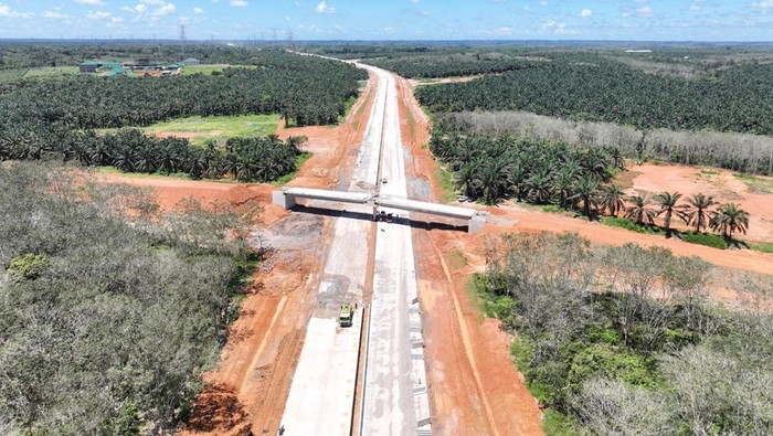 Proyek Tol Betung-Tempino-Jambi sepanjang 170,73 km terus berjalan, dengan progres konstruksi Seksi 1 dan 2 yang berbeda-beda, sementara Seksi 3 sudah selesai 100%.