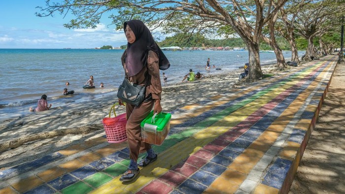 Sejumlah pengunjung berwisata di Pantai Nambo, Kendari, Sulawesi Tenggara, Senin (9/6/2025). Dinas Pariwisata dan Ekonomi Kreatif Kendari mencatat peningkatan kunjungan pada lokasi wisata tersebut pascarevitalisasi yakni sebanyak 800 sampai 1.500 orang per hari dari sebelumnya hanya 50 orang per hari. ANTARA FOTO/Andry Denisah/bar