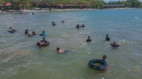 Sejumlah pengunjung berwisata di Pantai Nambo, Kendari, Sulawesi Tenggara, Senin (9/6/2025). Foto: ANTARA FOTO/Andry Denisah