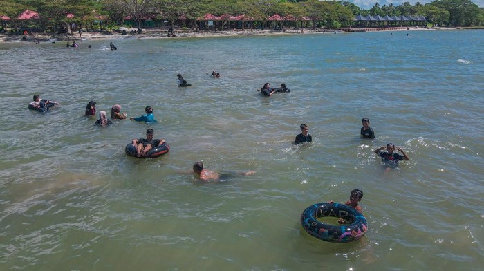 Peningkatan kunjungan Pantai Nambo Kendari Sejumlah pengunjung berwisata di Pantai Nambo, Kendari, Sulawesi Tenggara, Senin (9/6/2025). Dinas Pariwisata dan Ekonomi Kreatif Kendari mencatat peningkatan kunjungan pada lokasi wisata tersebut pascarevitalisasi yakni sebanyak 800 sampai 1.500 orang per hari dari sebelumnya hanya 50 orang per hari. ANTARA FOTO/Andry Denisah/bar