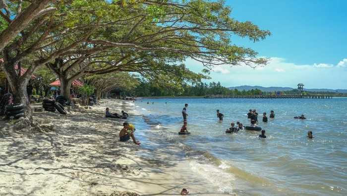 Sejumlah pengunjung berwisata di Pantai Nambo, Kendari, Sulawesi Tenggara, Senin (9/6/2025). Dinas Pariwisata dan Ekonomi Kreatif Kendari mencatat peningkatan kunjungan pada lokasi wisata tersebut pascarevitalisasi yakni sebanyak 800 sampai 1.500 orang per hari dari sebelumnya hanya 50 orang per hari. ANTARA FOTO/Andry Denisah/bar