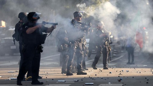 LOS ANGELES, LOS ANGELES - JUNE 08: Police officers work to control the scene of a protest against immigration raids on June 08, 2025 in Los Angeles, California. Tensions in the city remain high after the Trump administration called in the National Guard against the wishes of city leaders following two days of clashes with police during a series of immigration raids.   Jim Vondruska/Getty Images/AFP (Photo by Jim Vondruska / GETTY IMAGES NORTH AMERICA / Getty Images via AFP)