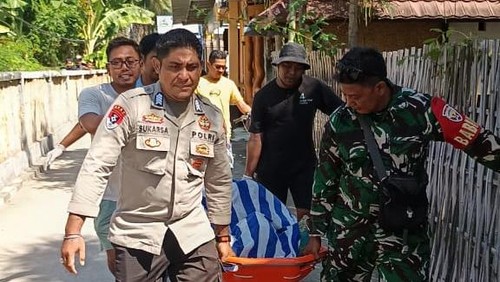 Petugas bersama warga mengevakuasi jenazah DR, WN Australia yang tewas saat snorkeling di Gili Air, Desa Gili indah, Kecamatan Pemenang, Lombok Utara, NTB, Senin (9/6/2025) siang. (Dok. Polres Lombok Utara)
