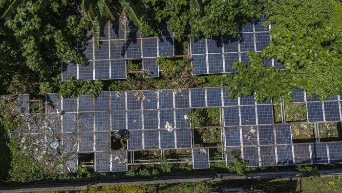 PLTS rusak dan terbengkalai di Ternate Foto udara panel Pembangkit Listrik Tenaga Surya (PLTS) yang rusak di Ternate, Maluku Utara, Senin (9/6/2025). Menurut warga setempat, PLTS 100 kwp bantuan dari Pemkot Ternate yang dipergunakan untuk pompa air itu sudah tidak bisa berfungsi normal sejak 2019 akibat kerusakan pada baterai sehingga kondisinya terbengkalai dan dipenuhi rumput liar. ANTARA FOTO/Andri Saputra/bar
