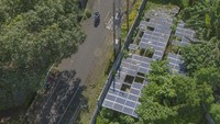 Kondisi PLTS yang terbengkalai ini menimbulkan keprihatinan, mengingat proyek energi terbarukan ini sebenarnya memiliki potensi besar untuk membantu pemenuhan kebutuhan energi di daerah yang terkadang sulit dijangkau oleh jaringan listrik konvensional. Namun, tanpa pemeliharaan yang baik, alat yang seharusnya bermanfaat justru menjadi sia-sia. Foto: ANTARA FOTO/ANDRI SAPUTRA
