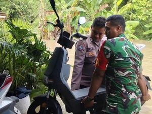 Polisi dan TNI Gerak Cepat Bantu Korban Banjir Mojokerto