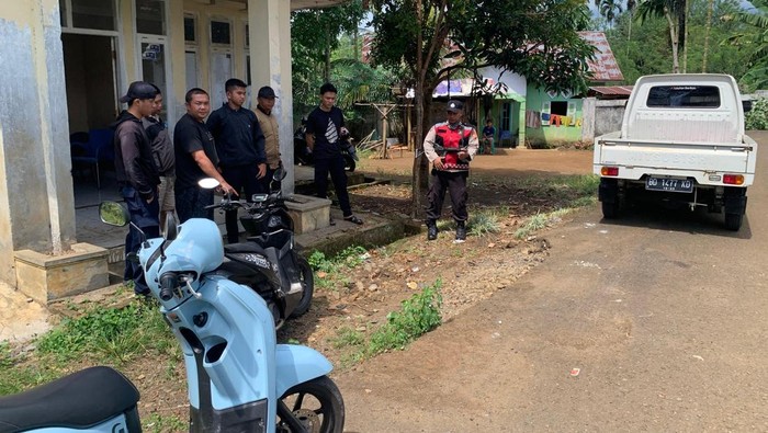 Polisi mendatangi lokasi hilangnya mobil dinas pemadaman kebakaran di Rejang Lebong