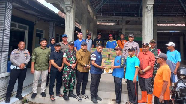 Polisi mengantarkan paket sembako untuk korban banjir di Desa Kademangan, Jombang.