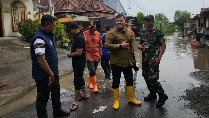 Polisi mengantarkan paket sembako untuk korban banjir di Desa Kademangan, Jombang.