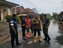 25 Personel Polisi Kirim 50 Paket Sembako untuk Korban Banjir Jombang